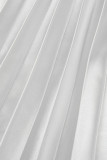 Белые повседневные однотонные длинные платья с открытой спиной и плиссированным косым воротником