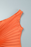 Orangefarbenes, lässiges, solides, ausgehöhltes, rückenfreies, plissiertes, langes Kleid mit schrägem Kragen