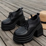 Sapatos pretos casuais de frênulo de cor sólida com cunhas arredondadas para portas (altura do salto 3.94 pol.)