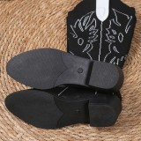 Os retalhos bordados ocasionais pretos apontaram sapatas confortáveis ​​para fora da porta