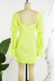 Gele casual effen frenulum-jurken met vierkante kraag en lange mouwen