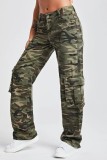 Lässige Denim-Jeans im Patchwork-Stil mit mittlerer Taille und Camouflage-Print in Armeegrün
