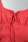Rode casual effen frenulum-jurken met vierkante kraag en lange mouwen