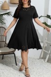 Schwarzes, lässiges, solides, ausgehöhltes, kurzärmliges Kleid mit O-Ausschnitt und Kleider in Übergröße