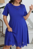 Blaues, lässiges, einfarbiges, ausgehöhltes, kurzärmliges Kleid mit O-Ausschnitt und Kleider in Übergröße