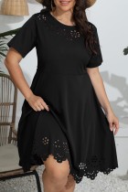 Schwarzes, lässiges, solides, ausgehöhltes, kurzärmliges Kleid mit O-Ausschnitt und Kleider in Übergröße