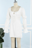 Witte casual effen frenulum-jurken met vierkante kraag en lange mouwen