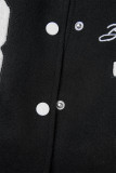 Casaco preto casual com letras patchwork e bolso com fivela e decote em O