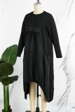 Черные уличные элегантные однотонные платья в стиле пэчворк с круглым вырезом и карманами