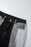 Vaqueros de mezclilla ajustados de cintura alta en contraste con retazos informales azules (sujeto al objeto real)