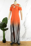 Orangefarbenes, lässiges, ausgehöhltes, langes Kleid mit V-Ausschnitt