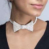 Silberne lässige Patchwork-Strass-Halskette mit Schleife