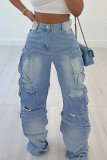 Hellblaue Street-Solid-Jeans aus zerrissenem Patchwork mit Taschen und Knöpfen, Reißverschluss und mittlerer Taille
