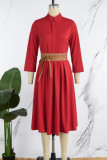 Красные повседневные однотонные платья с воротником-стойкой и длинным рукавом с поясом