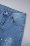 Vaqueros de mezclilla ajustados de cintura alta con cuentas rasgadas y retales informales en azul medio (sujeto al objeto real)
