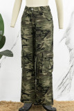 Lässige Denim-Jeans im Patchwork-Stil mit mittlerer Taille und Camouflage-Print in Armeegrün