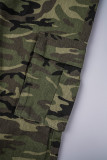 Vaqueros de mezclilla de cintura media con patchwork y estampado de camuflaje informal verde militar