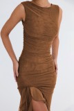 Vestido sin mangas con cuello en O asimétrico y pliegue sólido informal marrón Vestidos