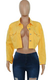 Gelbe, lässige, einfarbige Oberbekleidung mit Taschen und Schnallenknöpfen und Umlegekragen