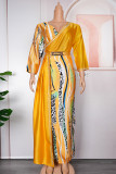 Gelbes, elegantes Patchwork-Druckkleid mit Gürtel, V-Ausschnitt und bedrucktem Kleid in Übergröße