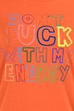 Orangefarbene T-Shirts mit Buchstaben-O-Ausschnitt und täglichem Aufdruck