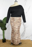 Schwarz-goldenes, elegant bedrucktes Patchwork-Kleid mit schrägem Kragen und Wickelrock in Übergröße