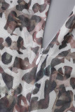 Macacão regular com estampa de oncinha e estampa de leopardo patchwork com decote em V (sem cinto)
