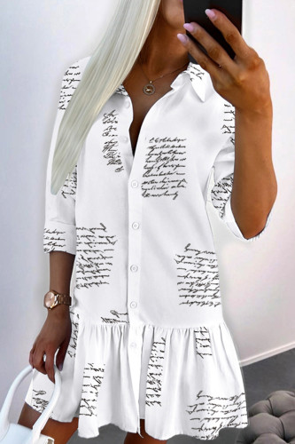 Witte casual jurk met letter-patchwork en overhemdkraag met print