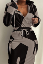 Grau-schwarzes, lässiges, bedrucktes, Patchwork-Kleid mit Kordelzug, Tasche, Kapuzenkragen und bedruckten Kleidern