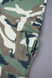 Grüne, lässige Patchwork-Hose mit Camouflage-Print und normaler hoher Taille. Konventionelle Patchwork-Hose