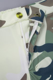 Grüne, lässige Patchwork-Hose mit Camouflage-Print und normaler hoher Taille. Konventionelle Patchwork-Hose