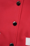 Capispalla rosso con lettera patchwork con fibbia o collo
