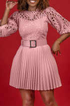 Rosa elegante sólido ahuecado patchwork con cinturón plisado cuello redondo vestidos de una línea (cinturón incluido)