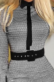 Schwarzbraunes, lässig bedrucktes Patchwork-Kleid mit Gürtel, umgedrehtem Kragen und Wickelrock