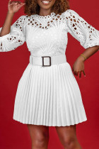 Weiße, elegante, solide, ausgehöhlte Patchwork-Kleider mit plissiertem O-Ausschnitt und Gürtel in A-Linie (Gürtel inklusive)
