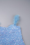 Небесно-голубое сексуальное лоскутное платье с блестками и перьями и открытой спиной на бретельках без рукавов.
