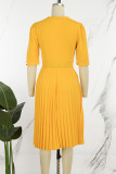 Vestidos plisados ​​con cuello redondo y patchwork liso informal amarillo