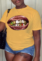 T-shirt gialle con stampa patchwork o collo con labbra casual da strada