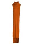 Aprikosenfarbenes, lässiges, einfarbiges, langes Kleid mit Rollkragen und Schlitz (ohne Taillenkette)