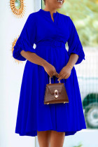ブルーのエレガントな固体包帯パッチワーク折り目ベルト非対称襟 A ラインのドレス