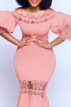 Розовые элегантные однотонные кружевные ажурные лоскутные платья с открытыми плечами и раструбом-русалкой