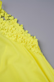 Желтые повседневные элегантные каникулы Твердые пирсингованные кружевные повязки Выдолбленные платья с лямкой на шее Асимметричные платья