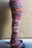 Bota de retalhos multicolorida em bloco de cor de rua com corte médio na cintura e calça de retalhos