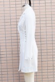 Белый повседневный однотонный костюм с уздечкой и воротником-стойкой, платья-платья