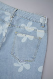 Calça jeans reta com estampa de rua azul bebê, botões com zíper e cintura alta