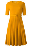 Sólido casual amarelo com cinto O pescoço plissado vestidos plus size