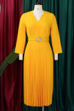 Желтые элегантные однотонные лоскутные складки с поясом и V-образным вырезом Линейные платья