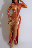 Goldfarbenes, sexy, einfarbiges, langes Kleid mit Rollkragen und Schlitz