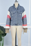 Blaue Street-Jeansjacke mit Farbblock-Quasten, zerrissenem Patchwork, Taschenschnalle, Umlegekragen, langen Ärmeln und geradem Schnitt