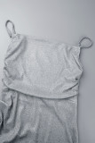 Серебристо-серое сексуальное вечернее платье с открытой спиной и бретельками на тонких бретельках.